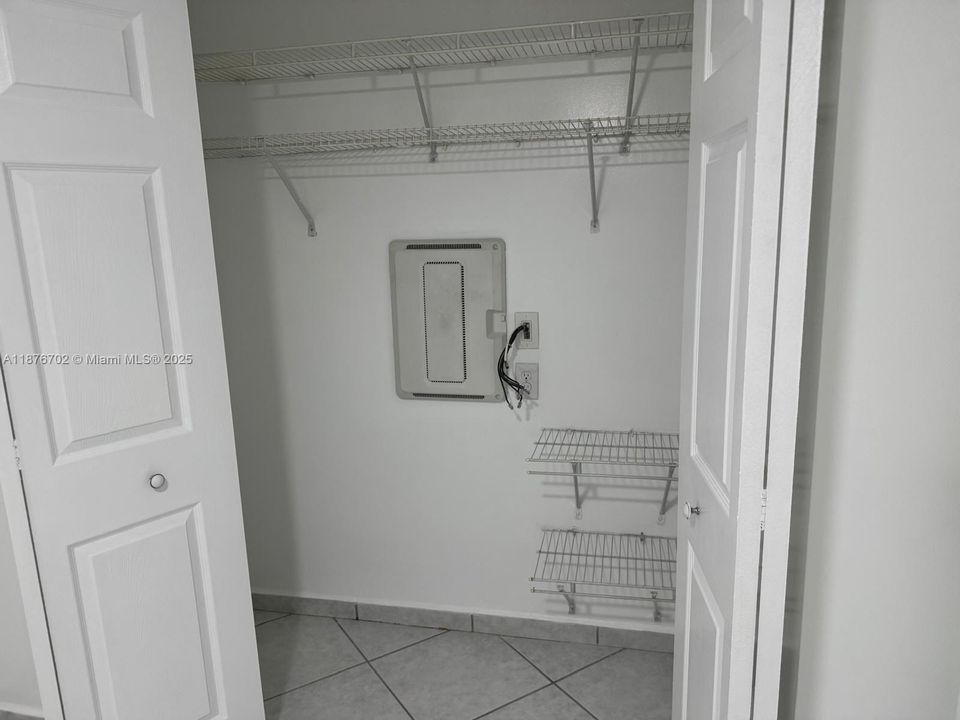 Activo con contrato: $4,000 (4 camas, 2 baños, 2308 Pies cuadrados)