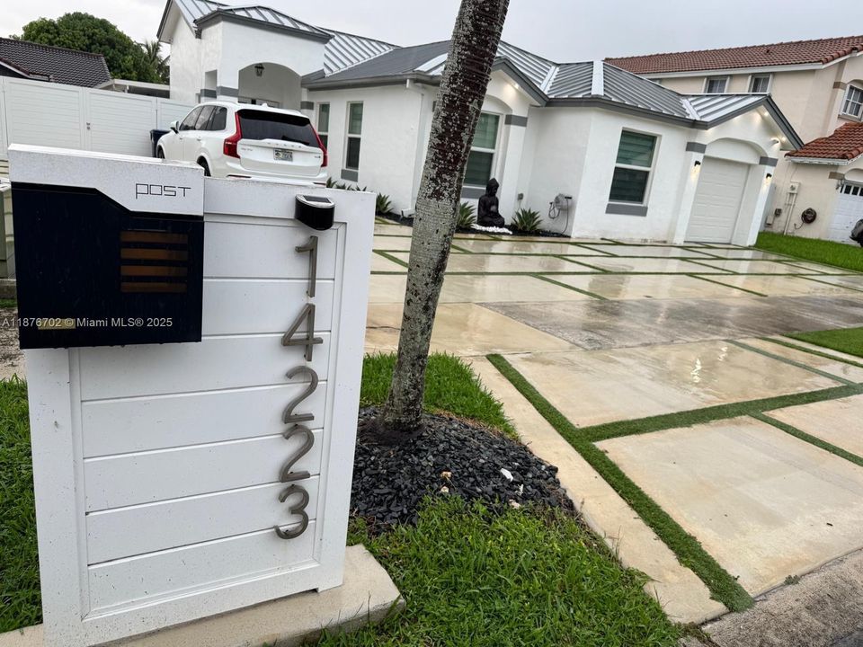 Activo con contrato: $4,000 (4 camas, 2 baños, 2308 Pies cuadrados)