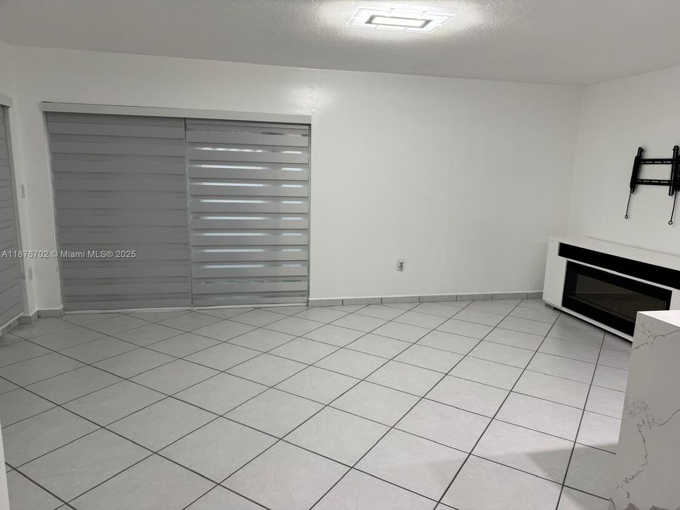 Activo con contrato: $4,000 (4 camas, 2 baños, 2308 Pies cuadrados)