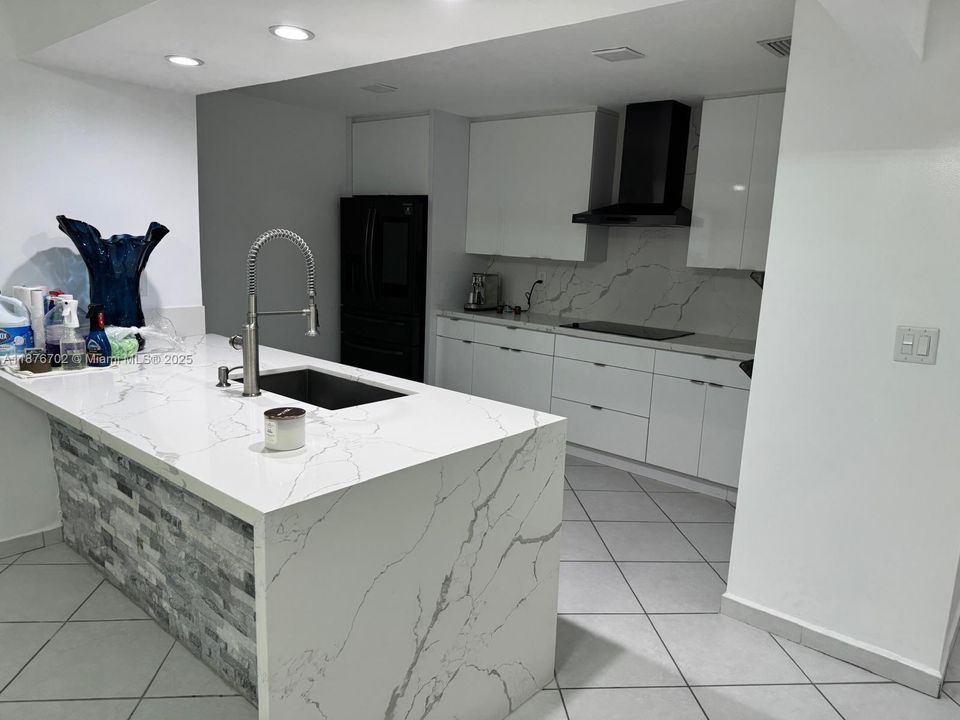 Activo con contrato: $4,000 (4 camas, 2 baños, 2308 Pies cuadrados)