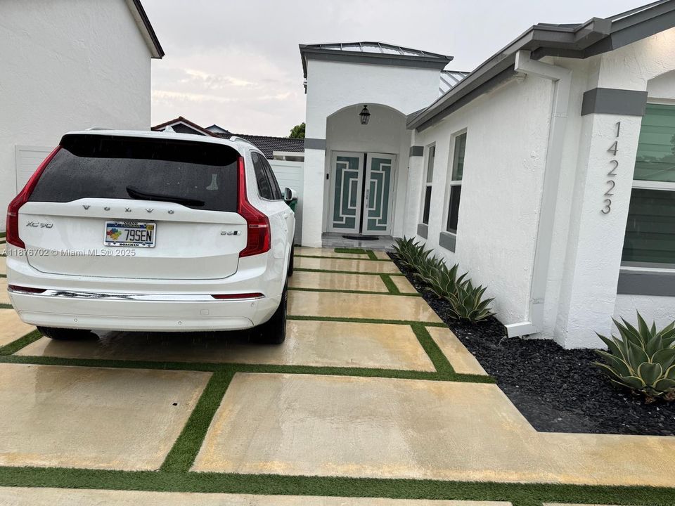 Activo con contrato: $4,000 (4 camas, 2 baños, 2308 Pies cuadrados)