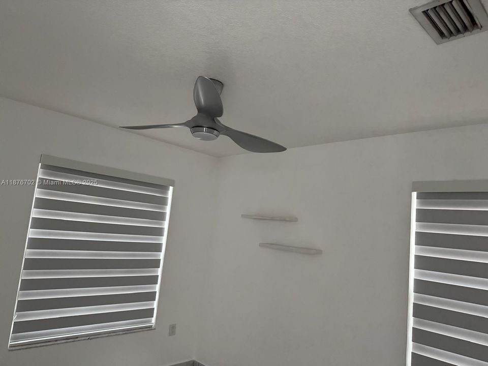 Activo con contrato: $4,000 (4 camas, 2 baños, 2308 Pies cuadrados)