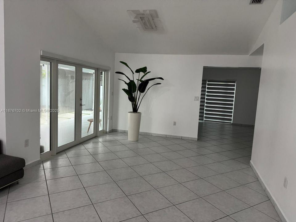 Activo con contrato: $4,000 (4 camas, 2 baños, 2308 Pies cuadrados)