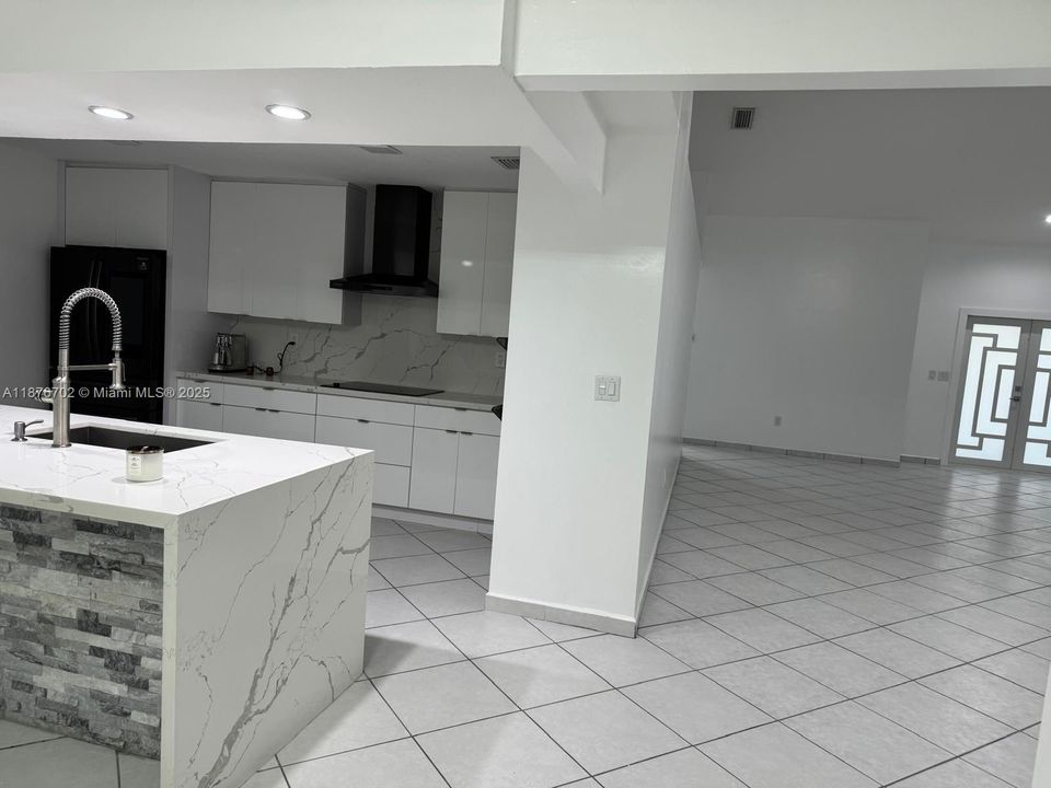 Activo con contrato: $4,000 (4 camas, 2 baños, 2308 Pies cuadrados)