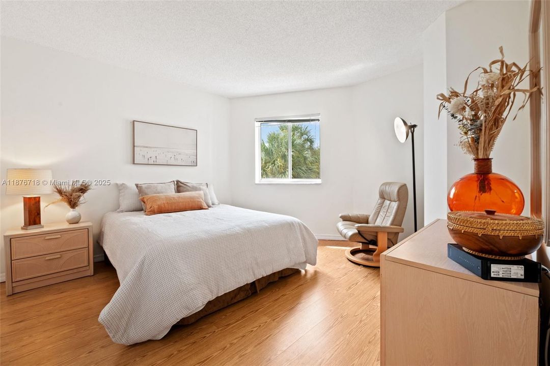 For Sale: $595,000 (2 beds, 2 baths, 1065 Square Feet)