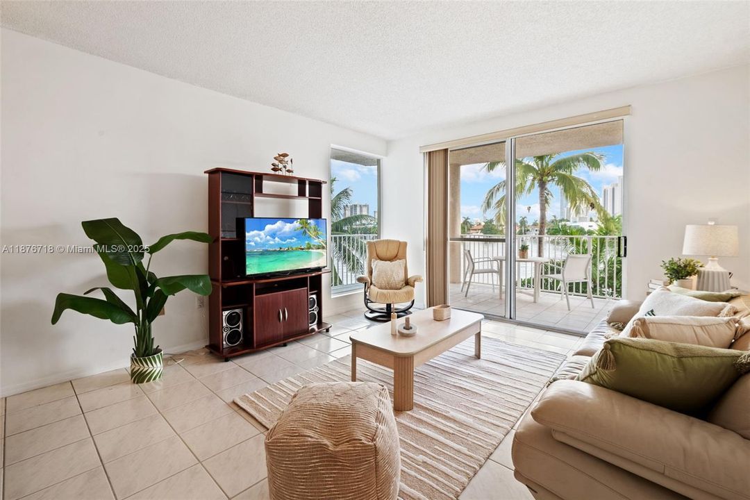 For Sale: $595,000 (2 beds, 2 baths, 1065 Square Feet)