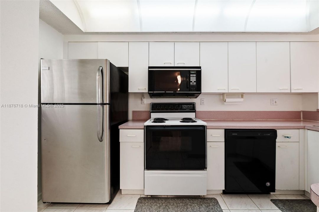 For Sale: $595,000 (2 beds, 2 baths, 1065 Square Feet)
