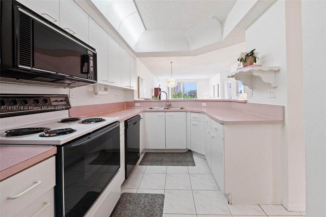 For Sale: $595,000 (2 beds, 2 baths, 1065 Square Feet)