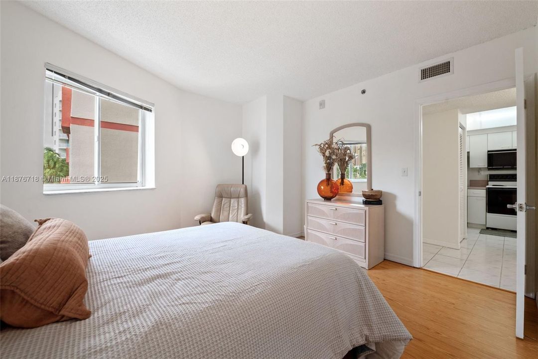 For Sale: $595,000 (2 beds, 2 baths, 1065 Square Feet)