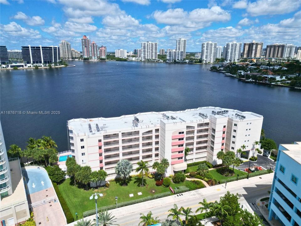 For Sale: $595,000 (2 beds, 2 baths, 1065 Square Feet)