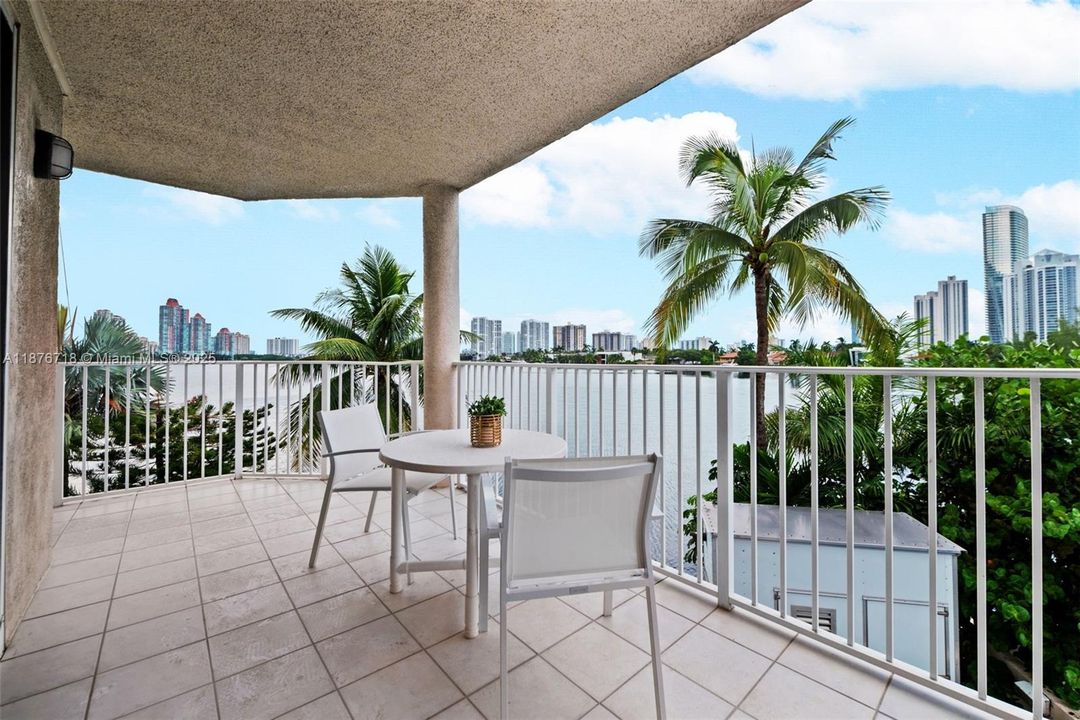 For Sale: $595,000 (2 beds, 2 baths, 1065 Square Feet)