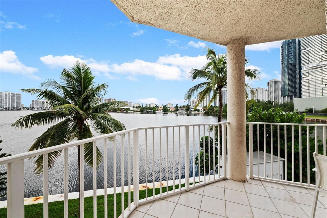 For Sale: $595,000 (2 beds, 2 baths, 1065 Square Feet)