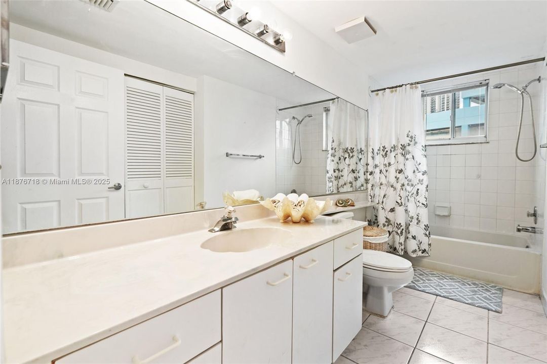 For Sale: $595,000 (2 beds, 2 baths, 1065 Square Feet)