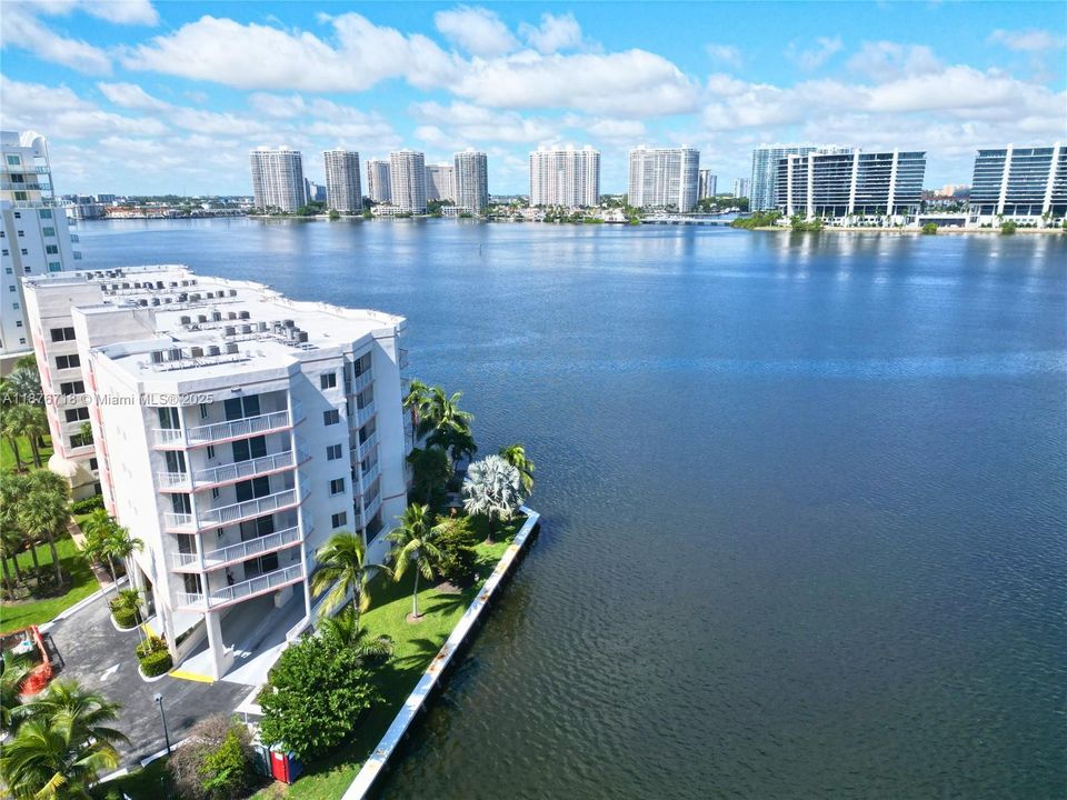 For Sale: $595,000 (2 beds, 2 baths, 1065 Square Feet)