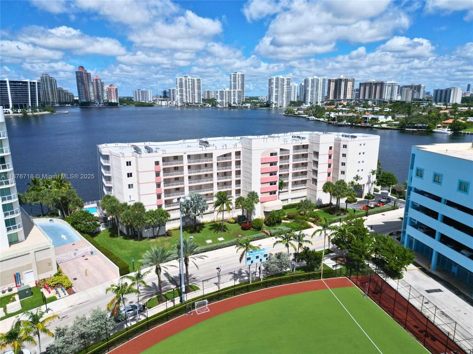 For Sale: $595,000 (2 beds, 2 baths, 1065 Square Feet)