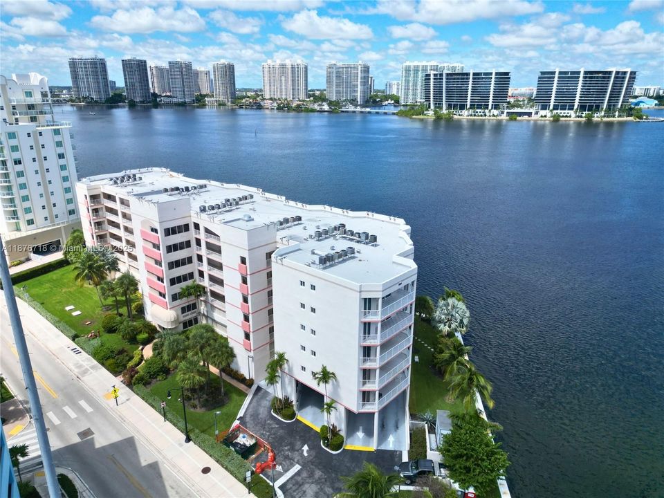 For Sale: $595,000 (2 beds, 2 baths, 1065 Square Feet)
