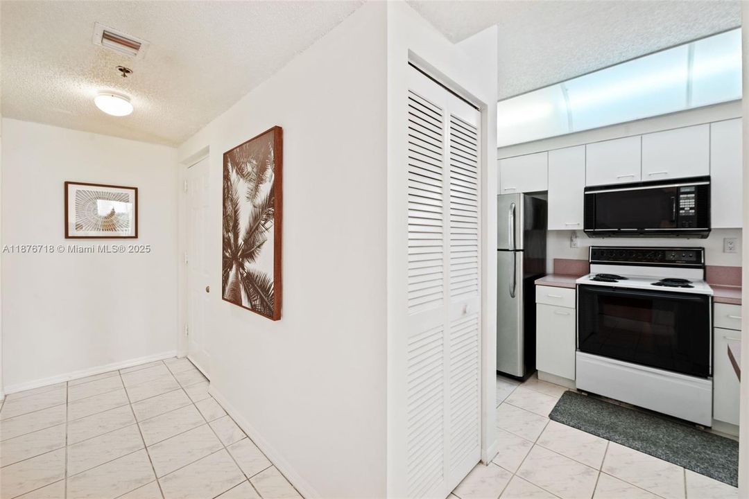 For Sale: $595,000 (2 beds, 2 baths, 1065 Square Feet)