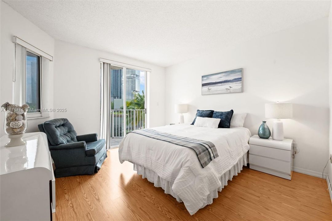 For Sale: $595,000 (2 beds, 2 baths, 1065 Square Feet)