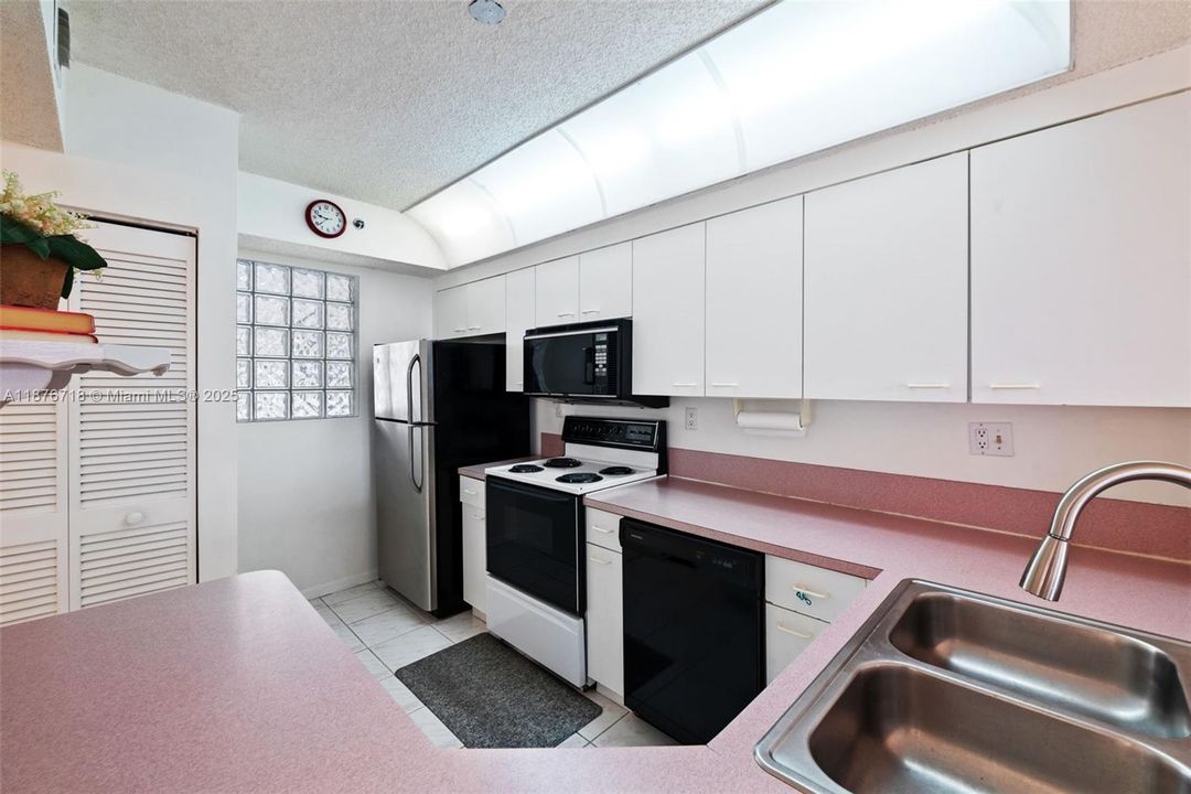 For Sale: $595,000 (2 beds, 2 baths, 1065 Square Feet)