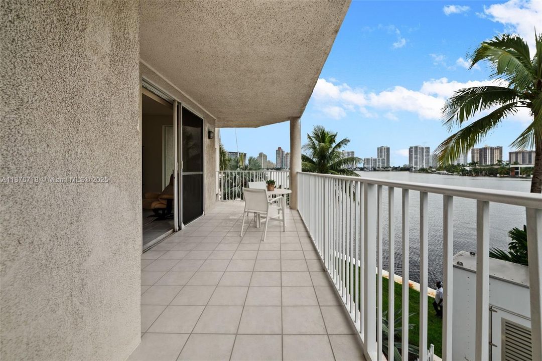 For Sale: $595,000 (2 beds, 2 baths, 1065 Square Feet)