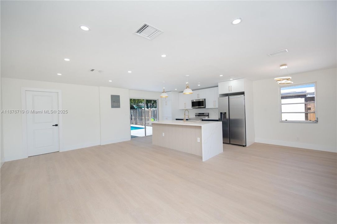 Vendido Recientemente: $500,000 (3 camas, 2 baños, 945 Pies cuadrados)