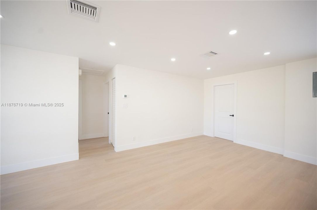 Vendido Recientemente: $500,000 (3 camas, 2 baños, 945 Pies cuadrados)