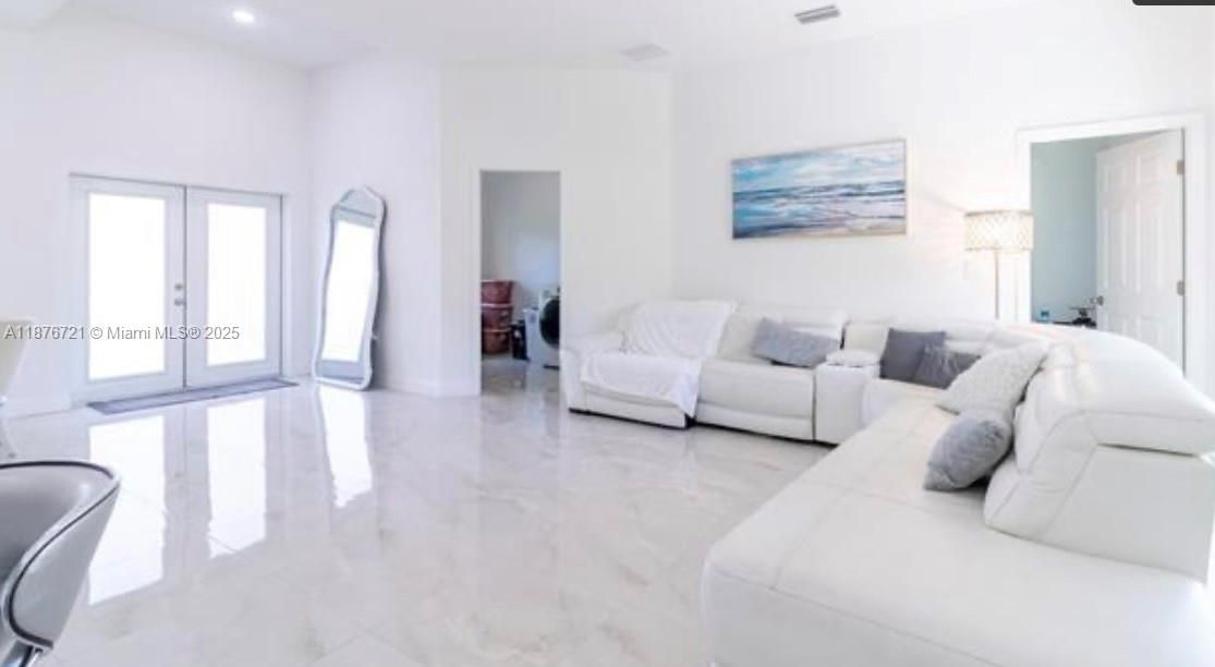 最近售出: $475,900 (3 贝兹, 2 浴室, 0 平方英尺)