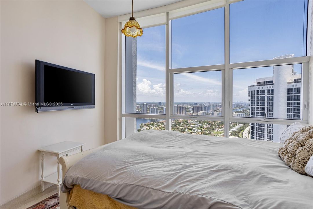 Active With Contract: $2,999,900 (3 beds, 3 baths, 2236 Square Feet)