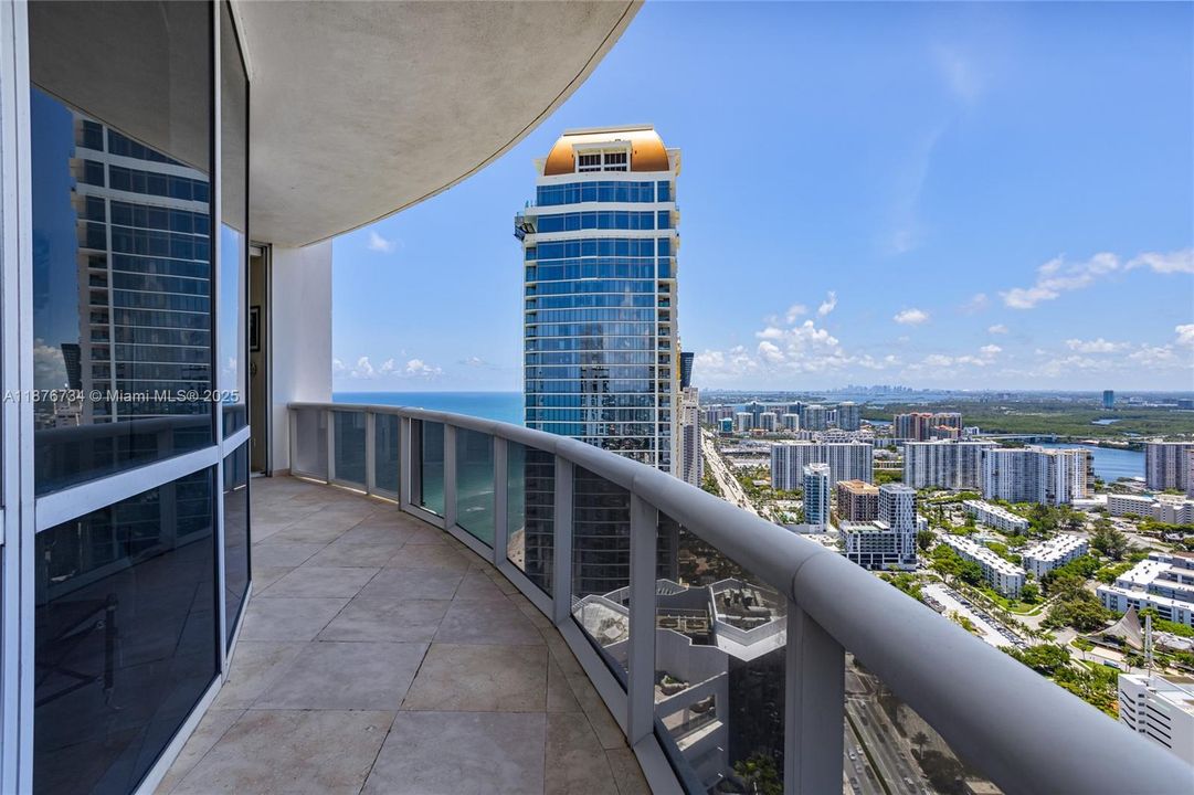 Active With Contract: $2,999,900 (3 beds, 3 baths, 2236 Square Feet)