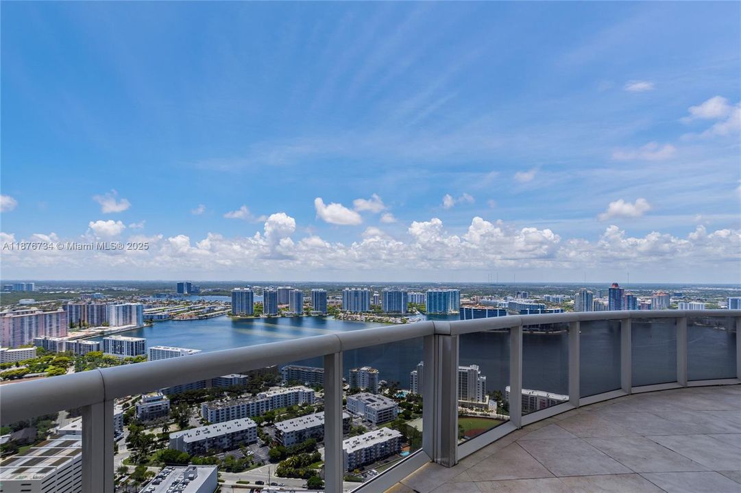 Active With Contract: $2,999,900 (3 beds, 3 baths, 2236 Square Feet)