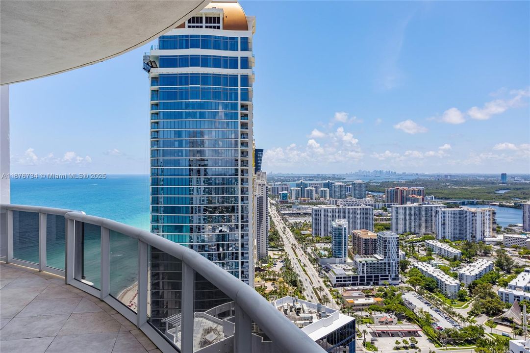 Active With Contract: $2,999,900 (3 beds, 3 baths, 2236 Square Feet)