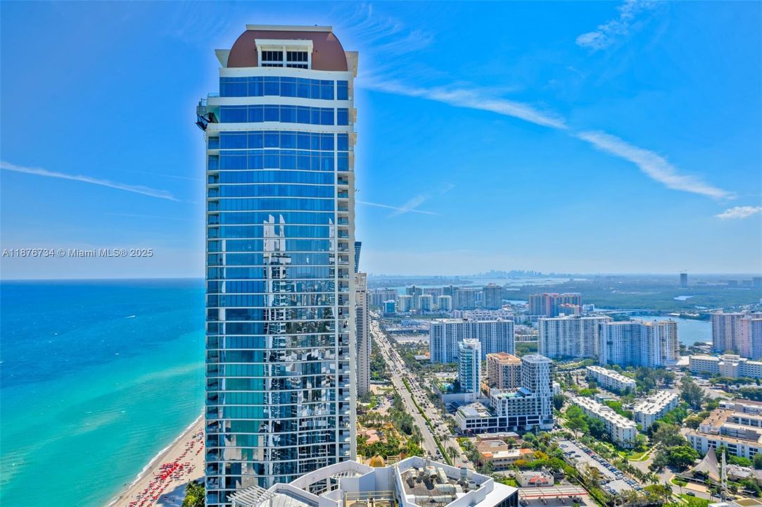 Active With Contract: $2,999,900 (3 beds, 3 baths, 2236 Square Feet)