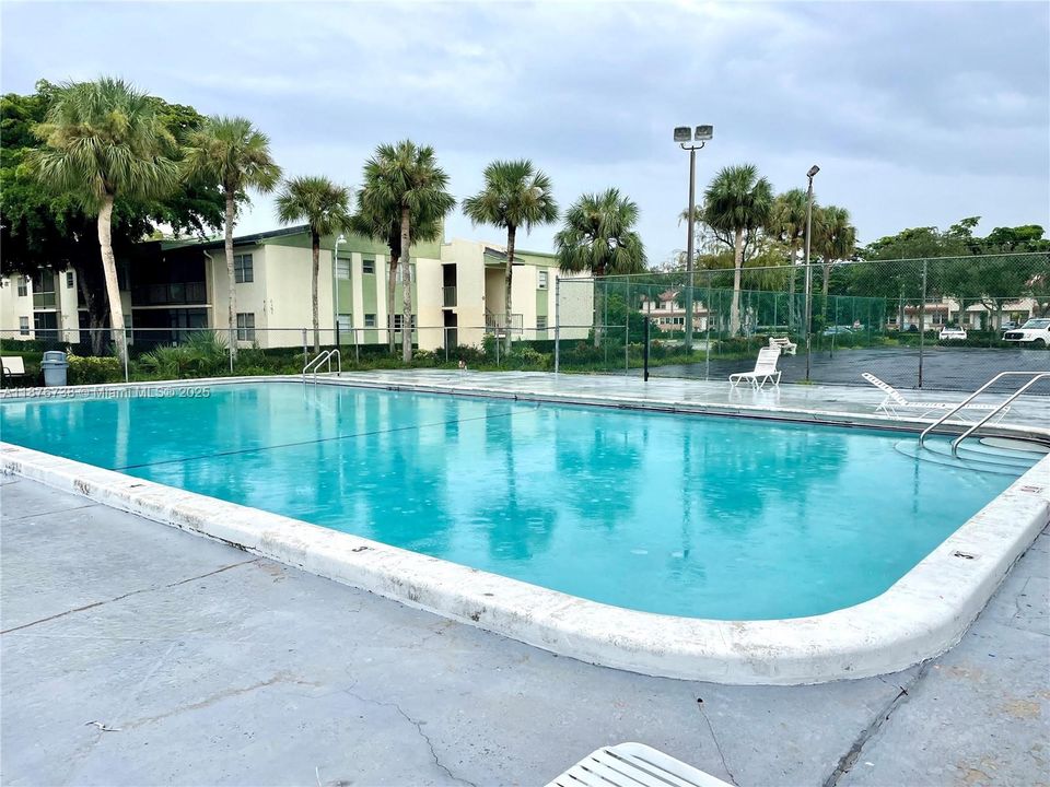 Active With Contract: $149,000 (2 beds, 1 baths, 850 Square Feet)