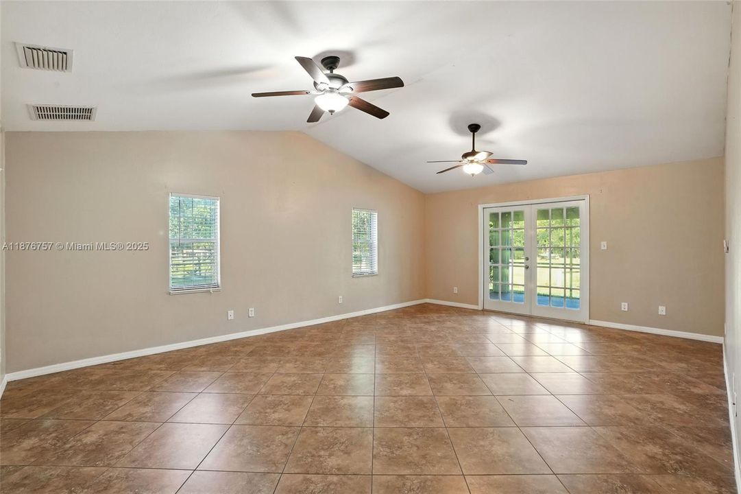 For Sale: $599,900 (3 beds, 3 baths, 2044 Square Feet)