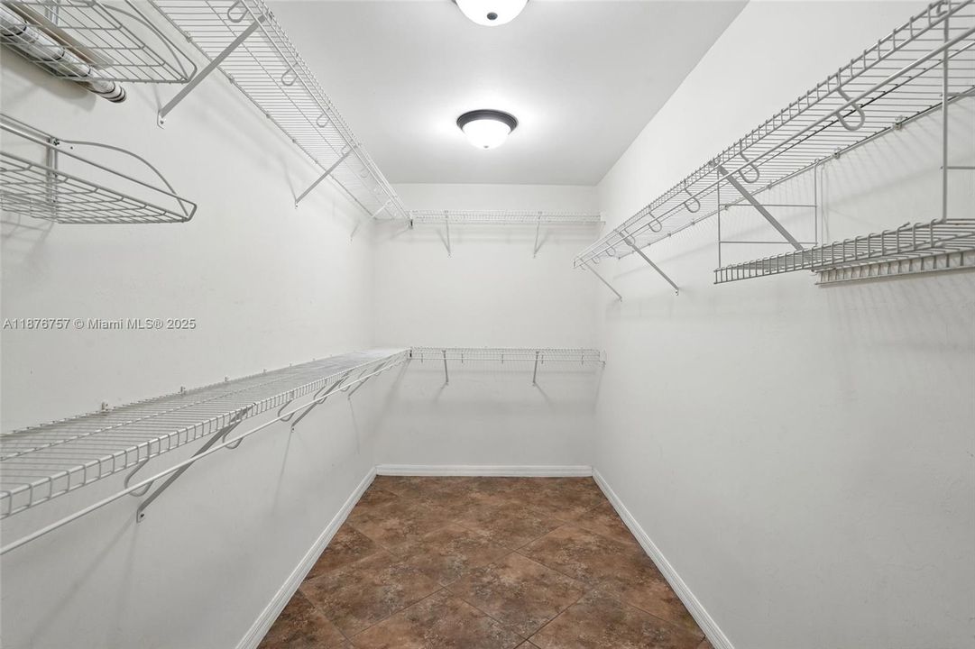 For Sale: $599,900 (3 beds, 3 baths, 2044 Square Feet)