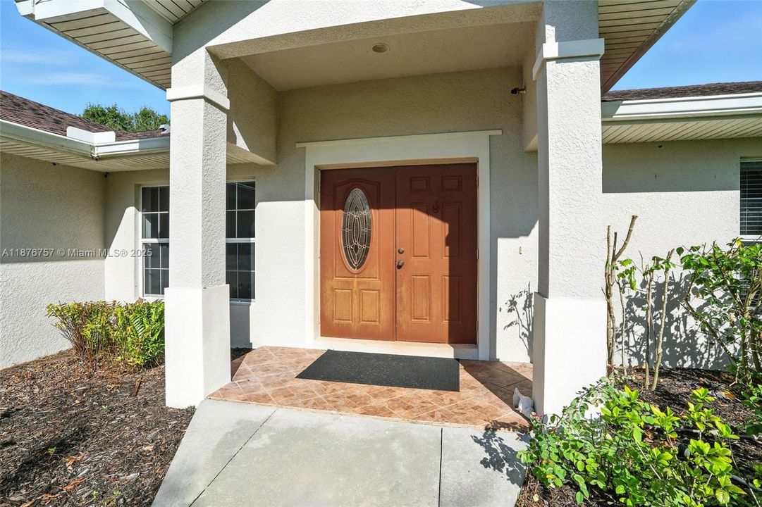 For Sale: $599,900 (3 beds, 3 baths, 2044 Square Feet)