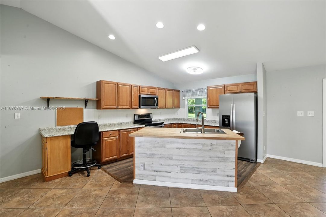 For Sale: $599,900 (3 beds, 3 baths, 2044 Square Feet)