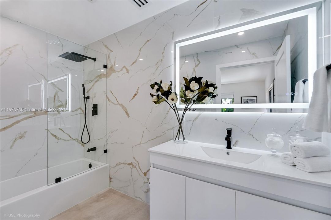 Под контрактом: $2,000,000 (4 спален, 4 ванн, 1994 Квадратных фут)