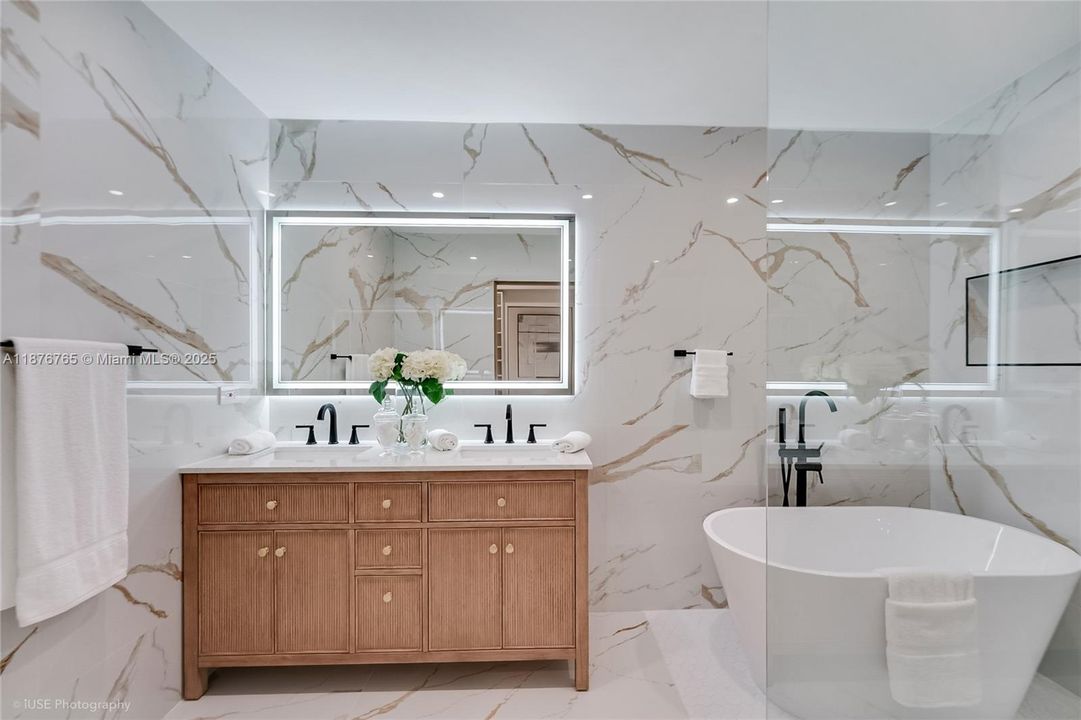 Под контрактом: $2,000,000 (4 спален, 4 ванн, 1994 Квадратных фут)