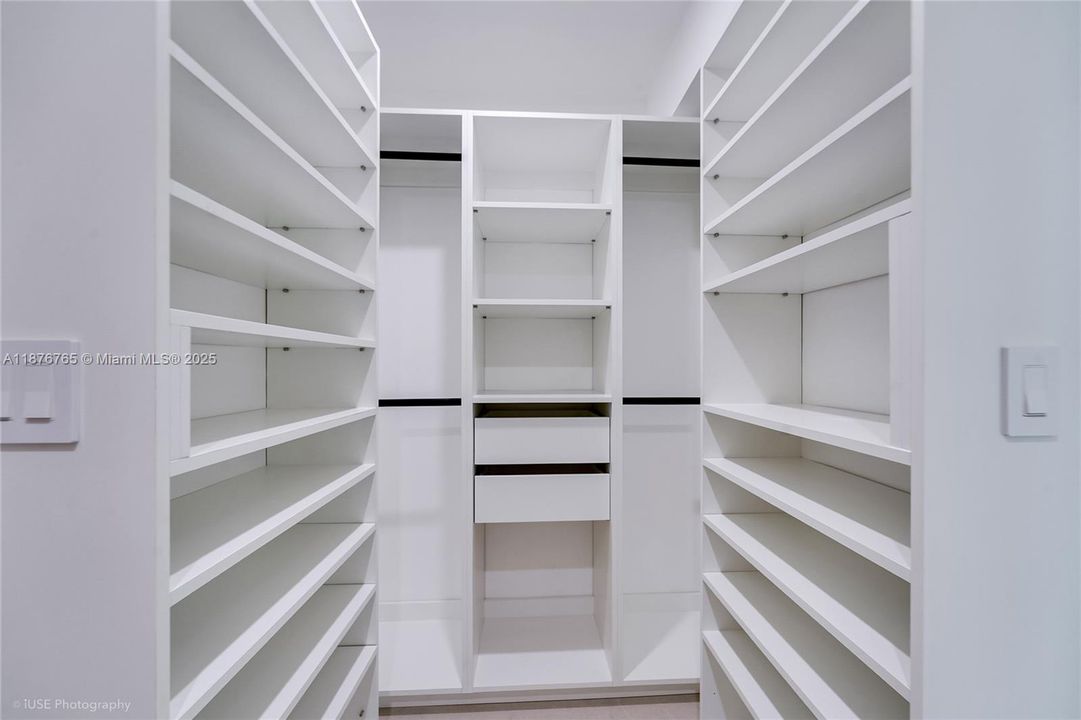 Под контрактом: $2,000,000 (4 спален, 4 ванн, 1994 Квадратных фут)