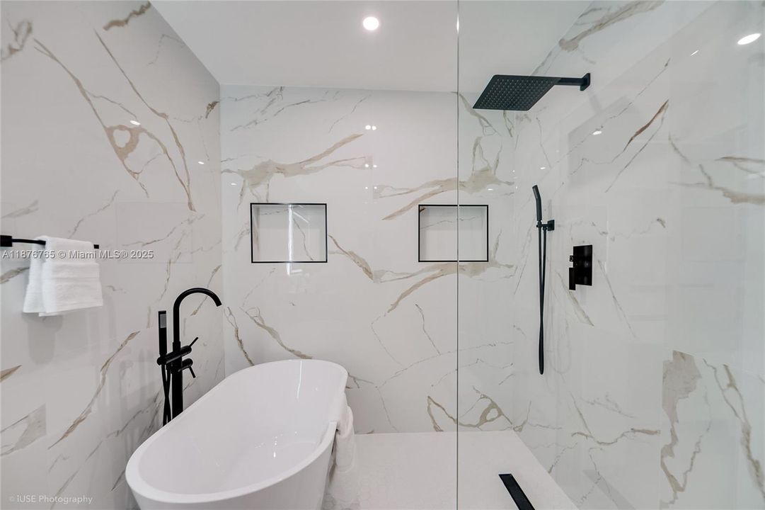 Под контрактом: $2,000,000 (4 спален, 4 ванн, 1994 Квадратных фут)