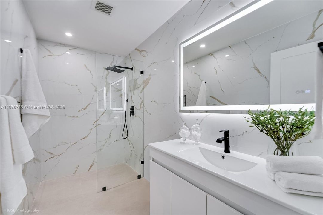 Под контрактом: $2,000,000 (4 спален, 4 ванн, 1994 Квадратных фут)