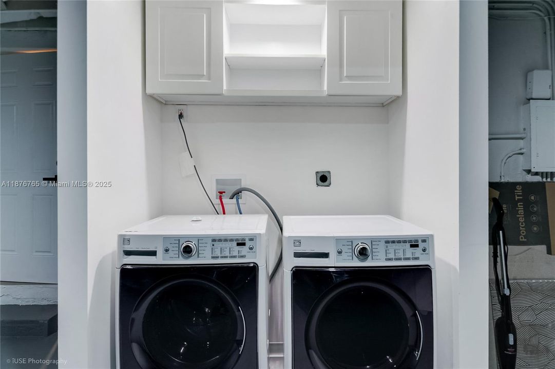 Под контрактом: $2,000,000 (4 спален, 4 ванн, 1994 Квадратных фут)