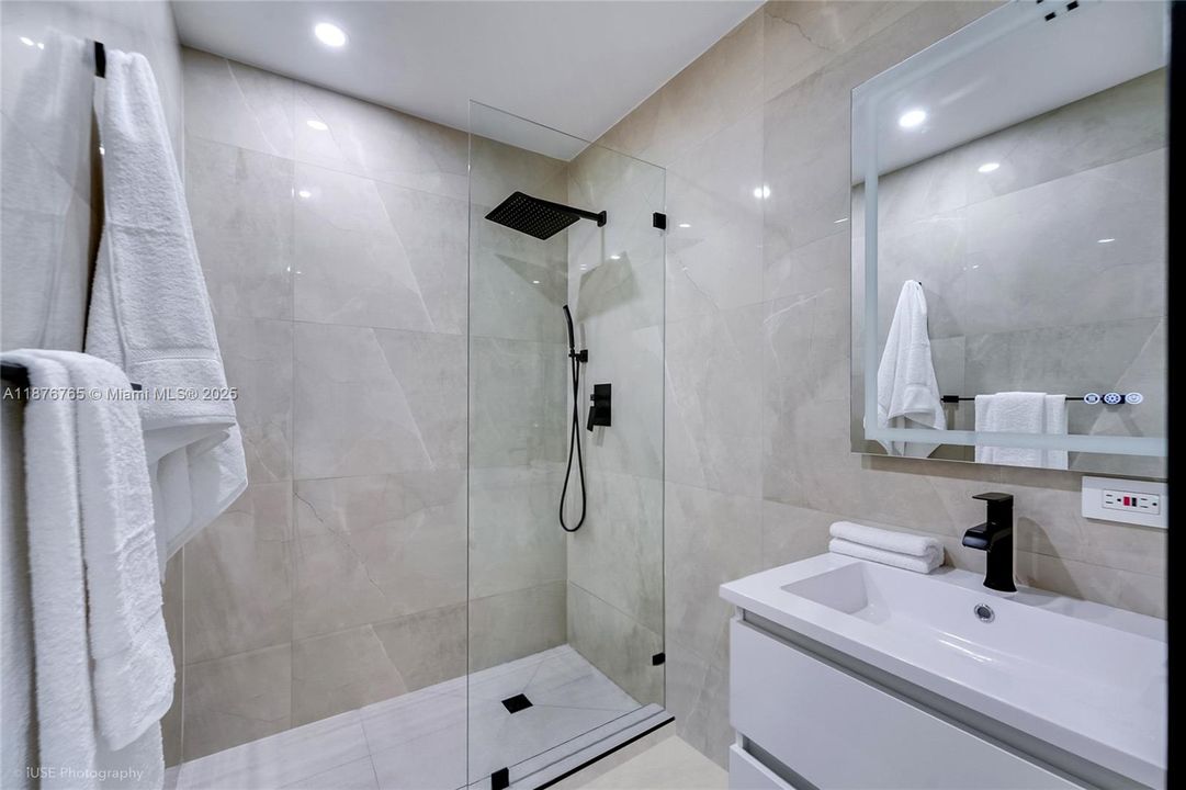 Под контрактом: $2,000,000 (4 спален, 4 ванн, 1994 Квадратных фут)