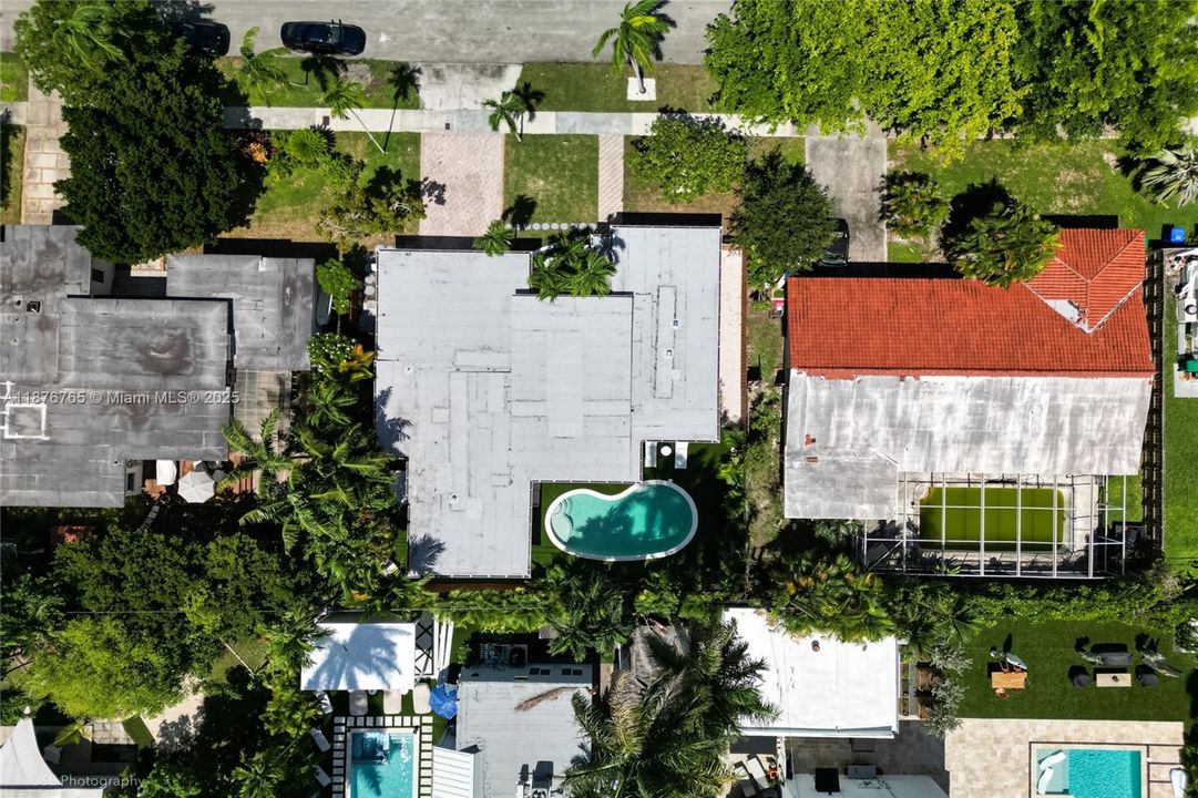 Под контрактом: $2,000,000 (4 спален, 4 ванн, 1994 Квадратных фут)