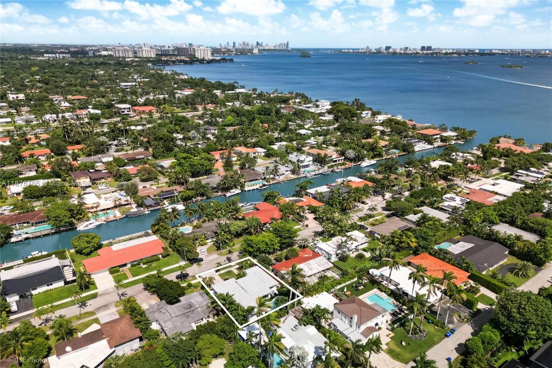 Под контрактом: $2,000,000 (4 спален, 4 ванн, 1994 Квадратных фут)