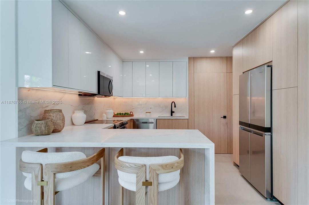 Под контрактом: $2,000,000 (4 спален, 4 ванн, 1994 Квадратных фут)