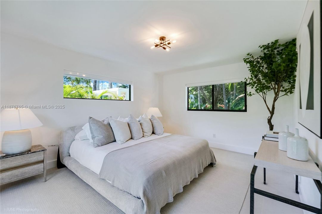 Под контрактом: $2,000,000 (4 спален, 4 ванн, 1994 Квадратных фут)