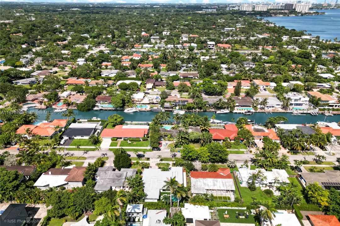 Под контрактом: $2,000,000 (4 спален, 4 ванн, 1994 Квадратных фут)