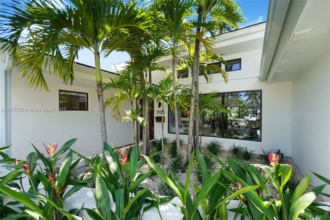 Под контрактом: $2,000,000 (4 спален, 4 ванн, 1994 Квадратных фут)